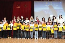 Thí sinh Miss World 2026 tặng quà tại Trung tâm Trợ giúp xã hội tỉnh Quảng Ninh