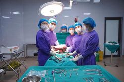 Gia Lai: Phẫu thuật cắt bỏ lá lách khổng lồ nặng 3,5kg cho nữ bệnh nhân 69 tuổi