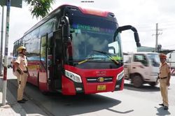 [Video] Từ ngày mai (10/8), rút giấy phép xe hợp đồng khi đón trả khách sai chỗ