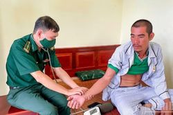 Bộ đội Biên phòng thành phố Cần Thơ tiếp nhận ngư dân gặp nạn trên biển