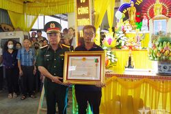 Trao Huân chương Bảo vệ Tổ quốc hạng Ba tới thân nhân của Trung sĩ Cao Tuấn Anh