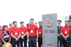 Thanh niên nơi cực Tây nói về trách nhiệm dưới Cột cờ A Pa Chải