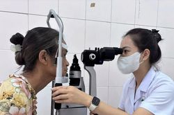 Đau mắt đỏ gia tăng, tự ý dùng thuốc có thể khiến mờ mắt kéo dài