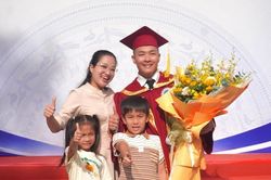 Nghệ sĩ xiếc Quốc Cơ nhận bằng thạc sĩ sau 10 năm theo đuổi con đường học tập