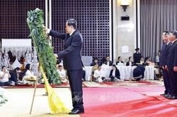 Chủ tịch Quốc hội Trần Thanh Mẫn viếng Chủ tịch Quốc hội Lào Xaysomphone Phomvihane