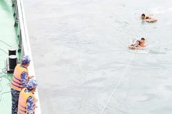 Vụ ba cô gái bị sóng cuốn mất tích: Tụi em bám lấy nhau nhưng sóng lôi ra xa rồi không thấy nhau nữa