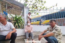 Chuẩn bị hương đèn khấn tìm con trôi giữa biển, người cha 'đứng tim' khi nghe con từ cõi chết trở về