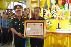 Quân khu 3 trao Huân chương cho thân nhân chiến sĩ hy sinh khi cứu đồng đội