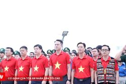 Thiêng liêng lễ chào cờ nơi cực tây Tổ quốc