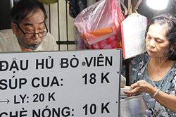 40 năm bán món ngon, giá rẻ, vợ chồng U70 ở TPHCM khiến khách xếp hàng mỗi chiều