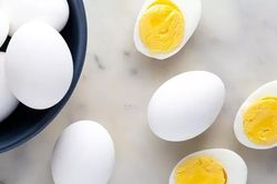 Người hơn 60 tuổi cần lưu ý 4 điều khi ăn trứng