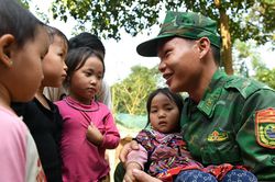 Chiến sĩ Đồn Biên phòng Trịnh Tường cùng dân giữ biên giới, phát triển kinh tế
