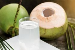 Điều gì xảy ra với thận khi bạn uống nước dừa?