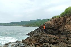 Vụ 4 người bị sóng cuốn ở Sơn Trà: Khẩn trương tìm 2 cô gái mất tích