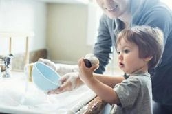 Cha mẹ nên rèn tính tự lập cho trẻ từ khi nào?