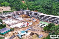 Tăng ca, tăng kíp xuyên đêm trên công trường xây dựng Dự án Trường Phổ thông nội trú liên cấp tiểu học và trung học cơ sở ở Nghệ An