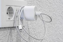 Rủi ro tiềm ẩn khi cắm củ sạc cả ngày dù không dùng
