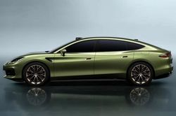 Xe sedan thể thao dài hơn 5 mét, mạnh 666 mã lực, giá gần 1 tỷ đồng