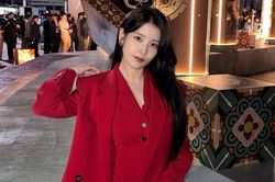 IU lộ diện bên người khác giới giữa lùm xùm liên quan đến bạn trai cũ