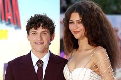 Hơn 2,2 tỷ USD cho Tom Holland và Zendaya