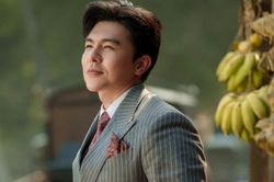 Steven Nguyễn lên hương sau Mưa Đỏ