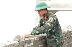 Những người lính chi viện lên biên giới xây trường