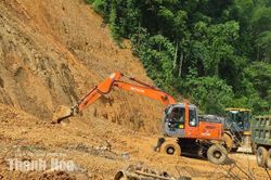 Tiếp tục khắc phục các điểm sạt lở, đảm bảo giao thông thông suốt