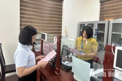 Công dân đầu tiên trên toàn quốc nhận giấy chứng nhận quyền sử dụng đất thông qua mã định danh VNeID