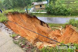 Mưa lớn gây sạt lở đường giao thông tại Bát Mọt