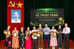 Trao tặng Kỷ niệm chương &ldquo;V&igrave; sự nghiệp biểu diễn &acirc;m nhạc Việt Nam&rdquo; cho c&aacute;c nghệ sĩ tại Thanh H&oacute;a