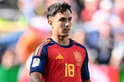 Bỏ lỡ Rodri v&agrave;o tay Barcelona, Real Madrid nhắm chi&ecirc;u mộ Martin Zubimendi của Arsenal