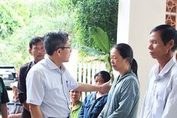 Phó Chủ tịch UBND thành phố Đà Nẵng Trần Nam Hưng thăm, động viên gia đình có nạn nhân bị sóng cuốn tại Mũi Nghê