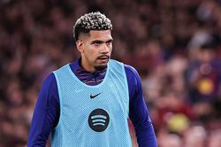 Ronald Araujo cập bến Liverpool: Nước đi chiến thuật mạo hiểm của Hansi Flick tại Barcelona