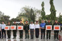 Phó Chủ tịch UBND tỉnh Lâm Đồng Đinh Văn Tuấn thăm, động viên lực lượng lấy mẫu hài cốt liệt sĩ