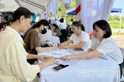 Phiên giao dịch việc làm tại xã Vĩnh Tường thu hút gần 300 người lao động đến tìm việc