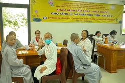 Chùa Tường Nguyên kết hợp y bác sĩ khám bệnh cho Tăng Ni ở Học viện Phật giáo VN tại TP.HCM