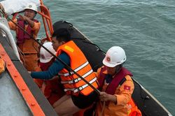 Mở rộng phạm vi rà soát, tìm kiếm du khách bị sóng cuốn mất tích ở Mũi Nghê