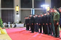 Chủ tịch Quốc hội Trần Thanh Mẫn viếng đồng ch&iacute; Saysomphone Phomvihane