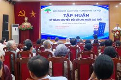 Người cao tuổi thủ đ&ocirc; tham gia chuyển đổi số