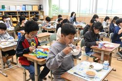 Bữa ăn học đường không chỉ để ăn: Kinh nghiệm từ Nhật Bản, Phần Lan và gợi mở cho Việt Nam