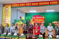 Trao 100 suất quà đến đồng bào Khmer có hoàn cảnh khó khăn