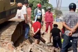 Tường sập đè hai người thương vong khi đang thi công cống thoát nước ở Mũi Né