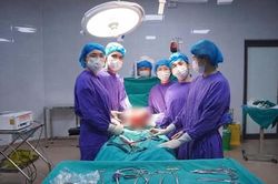 Nữ bệnh nhân 69 tuổi mang lá lách khổng lồ nặng 3,5 kg