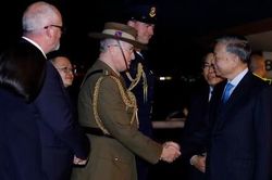 Tổng B&iacute; thư, Chủ tịch nước T&ocirc; L&acirc;m đến s&acirc;n bay Sydney Kingsford Smith, bắt đầu thăm cấp Nh&agrave; nước Australia