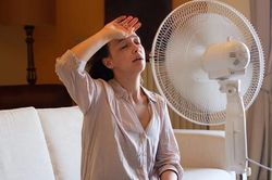 Vừa đi nắng về đã đứng trước quạt mạnh: Thói quen tưởng mát lại gây hại