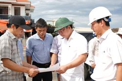 Chủ tịch UBND TP Huế trực tiếp thị sát, tìm phương án thoát lũ cho thành phố