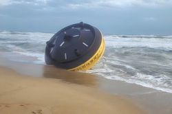 Tìm chủ sở hữu vật thể in dòng chữ 'CHINA BUOY SF303' dạt bờ biển Quảng Ngãi