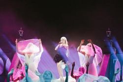 Ca sĩ Ph&ugrave;ng Kh&aacute;nh Linh tổ chức liveshow 'Giữa một vạn tour' tại H&agrave; Nội