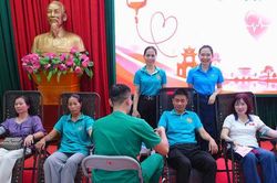 Hơn 400 t&igrave;nh nguyện vi&ecirc;n tham gia Ng&agrave;y hội hiến m&aacute;u x&atilde; Sơn Đồng