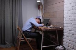 Sếp tôi không ép làm thêm giờ nhưng giao lượng công việc bằng hai người